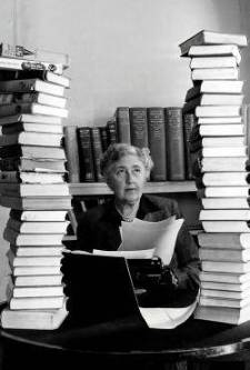 Agatha Christie: 100 Yıllık Şüphe